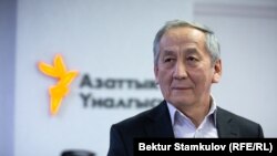 Акылбек Сариев.