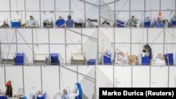 Koronavírusos betegek egy kórházzá alakított belgrádi sportcsarnokban 2021. április 22-én