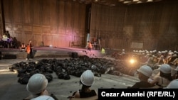 Sala Omnia în care Nicolae Ceaușescu a luat pe 4 iulie 1977 decizia de a sista lucrările de consolidare la clădirile afectate de cutremurul petrecut cu patru luni înainte, pe 4 martie 1977.