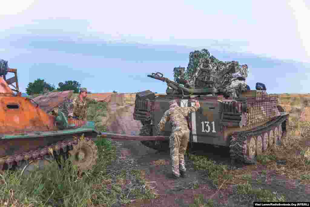 Буксування згорівшого бронетранспортера МТ-ЛБ за допомогою тягача