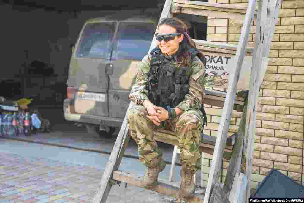 Боєць з позивним &laquo;Конор&raquo; чекає на своїх побратимів перед від&#39;їздом на сусідній блокпост