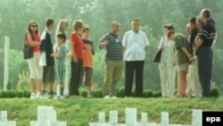 Vukovarsko groblje 2001.Tokom tromesečne opsade grada, a potom ulaska jedinica bivše JNA poginulo je, procenjuje se, između 3.000 i 5.000 ljudi