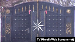 ფოლად ომაროვის სახლის ჭიშკარი. კადრი ტელეკომპანია პირველის ვიდეოდან