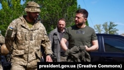 Президент України Володимир Зеленський (праворуч) відвідав передові позиції українських військових під час поїздки до Запорізької області. 5 червня 2022 року