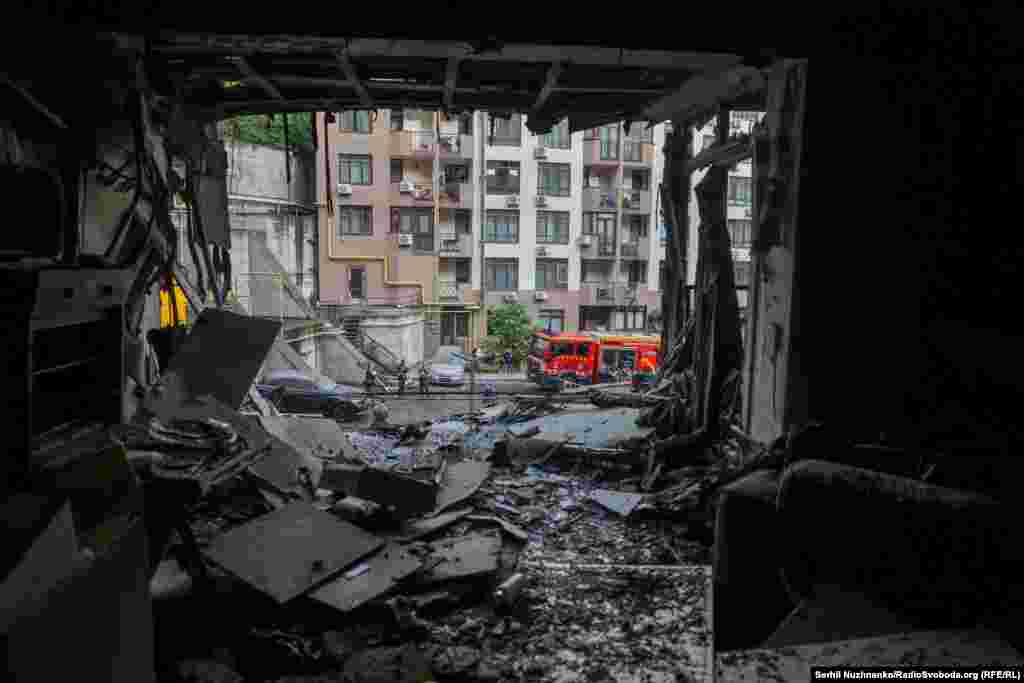 Стіна на фасаді будинку відсутня повністю, житло всіяне уламками скла та меблів