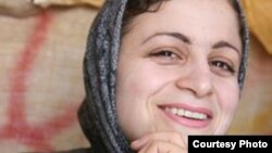 خانواده زينب بايزيدی گفته اند که اتهام فرزند آنها، انتخاب نام کردی برای فروشگاه خود و همچنين فعاليت در کمپين يک ميليون امضاء است.(عکس: سایت کانون زنان ایرانی)