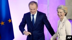 Donald Tusk lengyel miniszterelnök és Ursula von der Leyen, az Európai Bizottság elnöke Varsóban 2024. február 23-án
