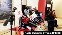 Микрофони поставени на прес - конференција.