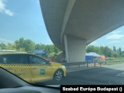 A Szabad Európa munkatársának fotóján látni, hogy még délután fél 3-kor is helyszíneltek a hajnali balesetnél az M7-es Budapest felé vezető oldalán, Szabadbattyán közelében 2021. augusztus 15-én.