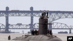 Az FNS Améthyste S605 francia tengeralattjáró 2021. szeptember 1-jén áthalad a Temzén