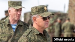 Vadim Krasnoselski conducând manevre militare pe timp de pandemie de coronavirus, în regiunea transnistreană, 2 octombrie 2020