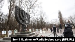 Меморіальний центр Голокосту «Бабин Яр» запевняє, що на тих ділянках нічого не будуватимуть. Проте громадськість на чолі зі співпрезидентом Вааду України Йосифом Зісельсом взагалі проти, щоби влада підтримувала центр передачею землі