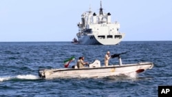 Na ovoj fotografiji iranske vojske od 12. marta 2024. godine iranski vojni čamac patrolira dok ratni brod ulazi u iranske vode prije početka zajedničke pomorske vježbe Irana, Rusije i Kine u Indijskom okeanu