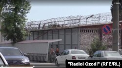 Дүйшөмбүнүн четиндеги түрмө. Тажикстан. 