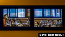 Policija će u skladu sa svojim ovlastima osigurati ono što je propisano zakonom, kazao je hrvatski ministar Radovan Fuchs (na fotografiji: djeca s maskama na licu tokom školskog sata, Španjolska, 7. rujna 2021.) 