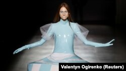 Kép a békeidőkből: egy modell mutatja be az Open Fashion Studio divattervező-iskola egyik ruhakölteményét az Ukrán Divathéten Kijevben 2020 szeptemberében