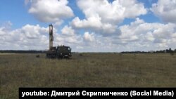 Автомобіль проводить буріння на території аеропорту Заводське