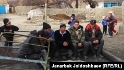 Жители приграничного села Ак-Сая. 23 января 2014 года.