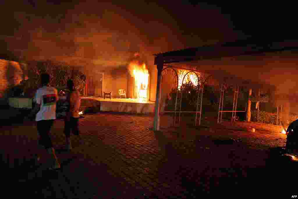 Nj&euml; automjet dhe nd&euml;rtesat duke u djegur, pas v&euml;nies s&euml; zjarrit kompleksit t&euml; Konsullat&euml;s Amerikane n&euml; Bengazi...