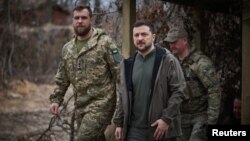 ولودیمیر زلنسکی (وسط) در بازدید از جبهه دونتسک؛ شنبه دوم فروردین