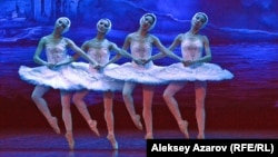 Сцена из балета «Лебединое озеро», иллюстративное фото.