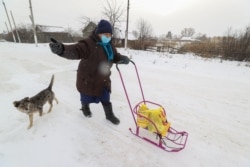 «Я буквально бачу Росію зі свого заднього двору», – каже ця жінка , яка представилась як Ніна Іванівна.