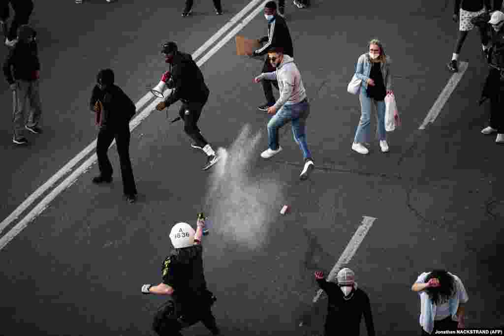 &nbsp;Policia suedeze ka përdorur sprej piperi në rrugët e Stokholmit për të shpërndarë protestuesit e mbledhur për të shprehur pakënaqësitë e tyre për të njëjtin shkas, sikurse në protestat në SHBA, Londër dhe Frankfurt. &nbsp;