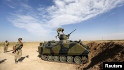 Түрк армиясынын жоокерлери Сирия менен чек арадагы Акчакале чек ара бекетине чукул жерде күзөттө турушат. 4-октябрь 2012