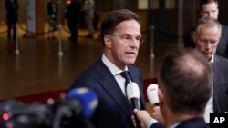 Mark Rutte holland miniszterelnök nyilatkozik a sajtónak az uniós csúcstalálkozó végén Brüsszelben, 2024. június 18-án