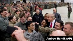 Președintele american Donald Trump salută trupele americane desfășurate la baza germană Ramstein, 