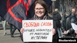 "Сөз эркиндиги – жапатырмак жинденүүдөн айыктырчу мыкты дары" деген ураанды көтөргөн кыз ЖМК каражаттарынын эркиндигин колдогон "Чындык жүрүшү" маалында. Москва шаары. 2014-жылдын 13-апрели. 