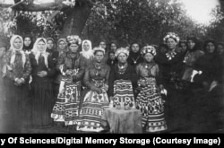 Жінки та дівчата, можливо у весільному строї, на Павлоградщині в Україні в 1909 році