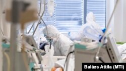Ápolók a fehérgyarmati kórház intenzív osztályán 2021. április 2-án