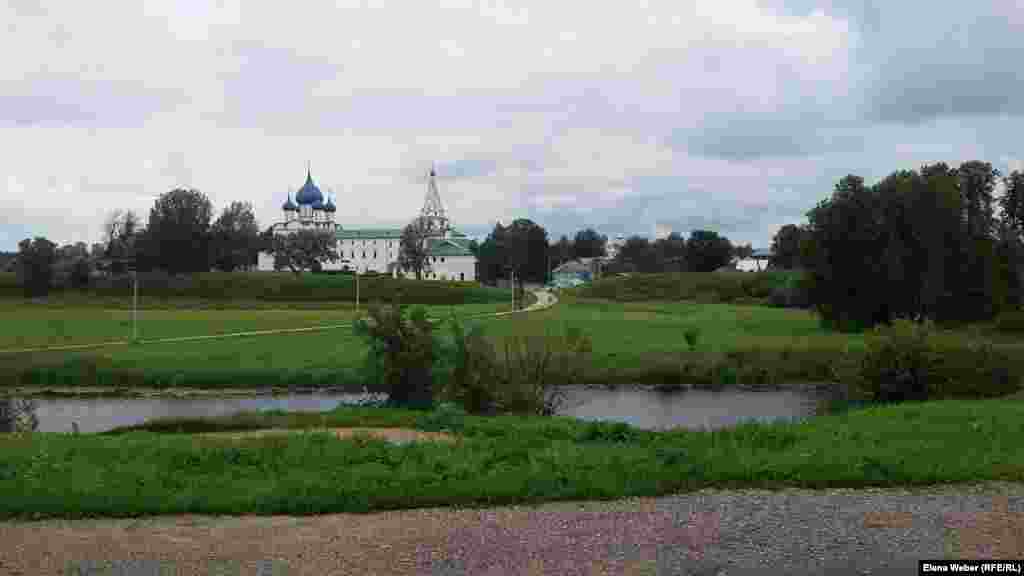 Город Суздаль во Владимирской области &ndash; место с чистейшим воздухом и девственной природой, которому больше подходит название &laquo;город-музей&raquo; или &laquo;город-сказка&raquo;. Суздаль &ndash; один из древнейших городов, входящий в состав Золотого кольца России, куда приезжают многочисленные туристы из разных стран мира. Здесь более 200 памятников архитектуры 12&ndash;19-го веков: тысячелетний белокаменный Кремль, Спасо-Евфимиевский монастырь. Белокаменные храмы и монастыри занесены в Список всемирного наследия ЮНЕСКО. За сохранение культурного наследия и развитие туризма город Суздаль награжден орденом &laquo;Знак почета&raquo;. Здесь нет промышленных предприятий, а здания не строятся выше двух этажей. Большинство домов деревянные.