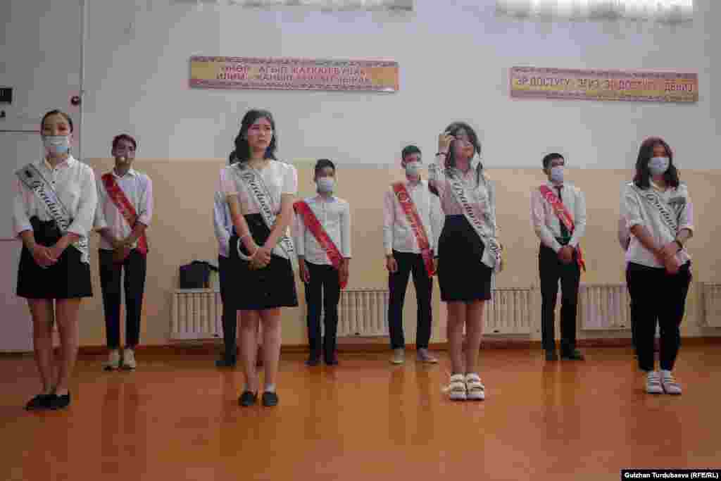 Кыргызстанда жалпы 2 296 мектеп бар.