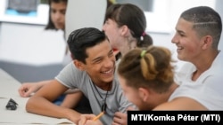 Fiatalok rajzolnak a Nógrád megyei Taron, a Háromszínvirág Gyermekotthon Vadvirág Lakásotthonában (képünk illusztráció)