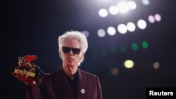 جیم جارموش بعد از دریافت جایزه شیر طلایی جشنواره ونیز