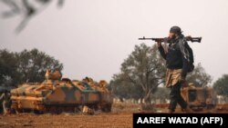 Pripadnik sirijskih pobunjenika koje podržava Turska u selu Miznaz, pokrajina Alep