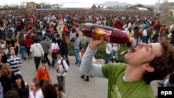 Испанская молодежь устраивает шумные вечеринки. Некоторые из них выходят за рамки закона.