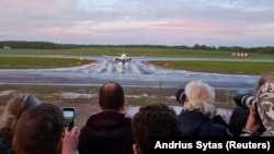 Megérkezett a Ryanair járat Vilniusba, a szokatlan érdeklődés indokolt (2021. május. 23.).