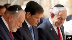 Марко Рубіо (у центрі) та Беньямін Нетаньягу (праворуч) біля Стіни плачу в Єрусалимі, Ізраїль, 14 вересня 2025 року
