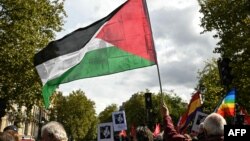 Протестувальник розмахує палестинським прапором під час маршу з вимогою «визнання Держави Палестина і припинення геноциду», Париж, 21 вересня 2025 року (фото ілюстративне)