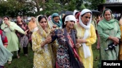 مادر و بستگان یک کودک ۱۳ ساله که در تیراندازی‌های اخیر در خط کنترل تحت ادارۀ هند کشته شد.