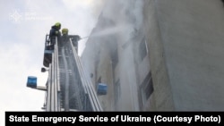 Пожарные тушат пожар в многоэтажном доме после атаки российских беспилотников на Харьков, Украина, 7 июля 2025 года