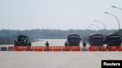 Katonák állnak őrt Mianmarban egy ellenőrzőponton, a kongresszusnak otthont adó naypyitawi épülethez vezető úton. Mianmar, 2021. február. 1. 