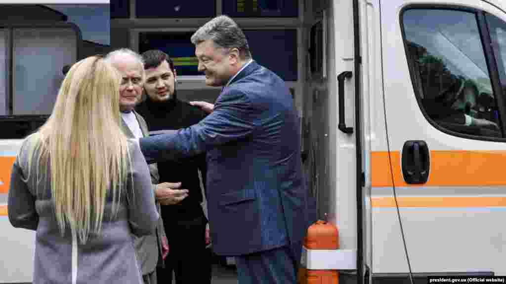 Літак з Геннадієм Афанасьєвим і Юрієм Солошенком приземлився у аеропорту &laquo;Бориспіль&raquo;. Їх відразу повезли до лікарні. Київ, Україна, 14 червня 2016 року