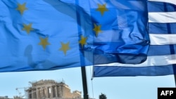 ევროკავშირის და საბერძნეთის დროშები