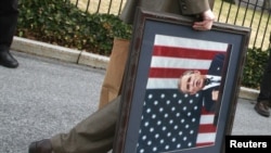 Президент Барак Обама өзүнөн мурдакы президент Жорж Буштун "озунуп сокку уруу" доктринасын "архивге" жөнөттү.