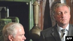 Роберт Гейтс (аз чап) ва Мирек Тополанек дар Прага, октябри соли 2007