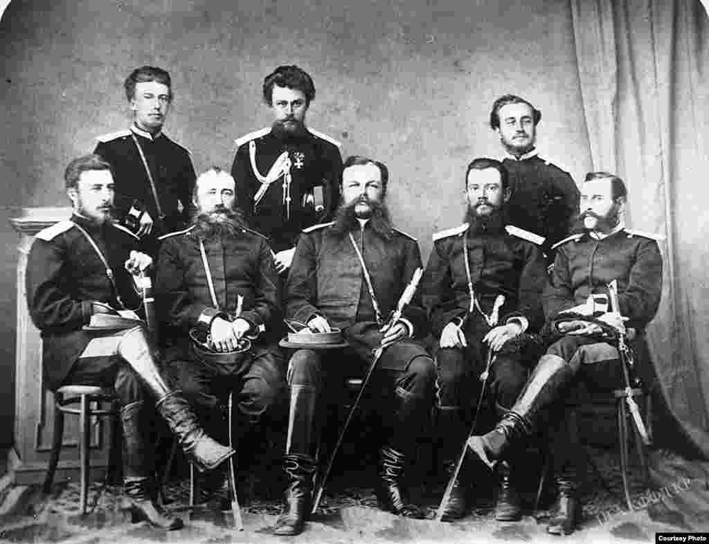 Жети-Суу облусунун администрациясынын кызматкерлери. 1910-жыл.